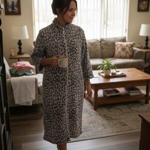 Vintage Oscar de la Renta Gray Leopard Print Robe